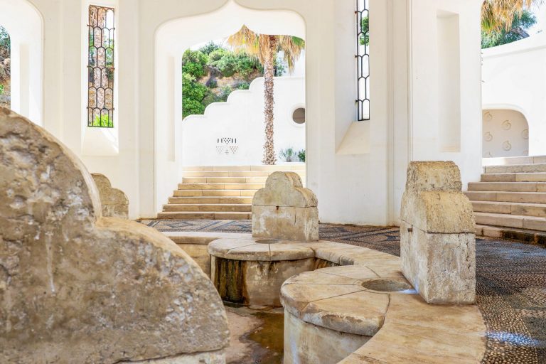 Manos Going Kallithea Small Rotunda